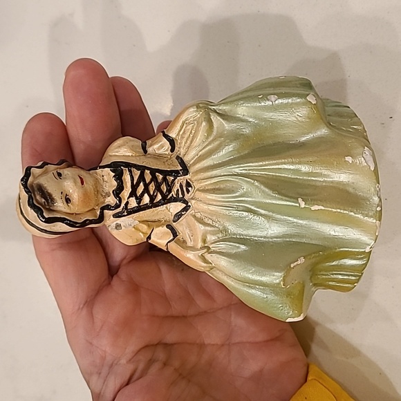 Vintage Chalkware lady - Picture 2 of 4